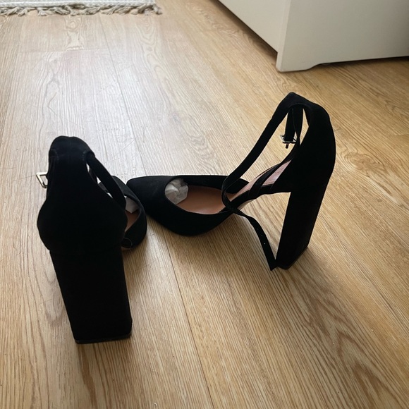 Praise high heeled shoes in black. - Picture 3 of 5